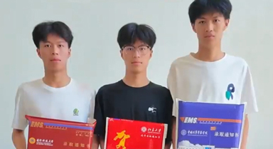 云南三胞胎兄弟齐上名校