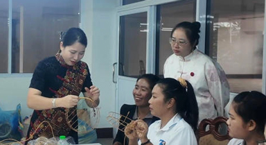 友谊工坊编织老挝妇女之梦