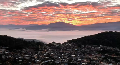 云南景迈山清晨云海翻涌如诗如画