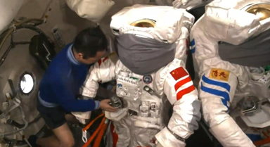 "砺箭21"乘组 切换为出舱准备模式