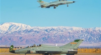 空军西安飞行学院某部开展飞行训练