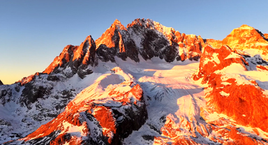 玉龙雪山现“日照金山”壮美景观