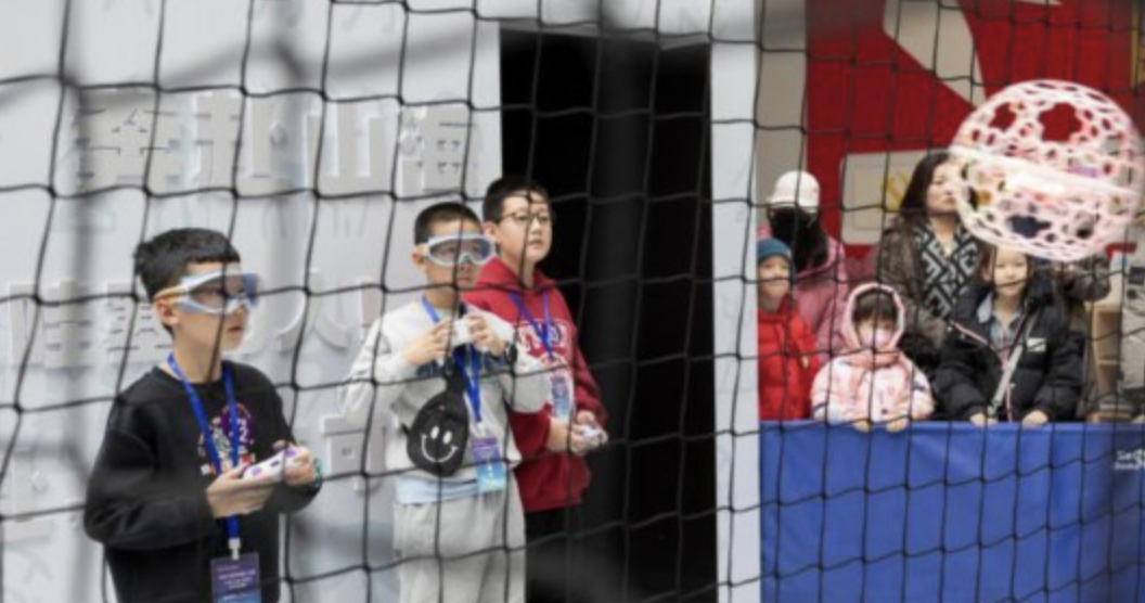 科创少年角逐无人机赛场