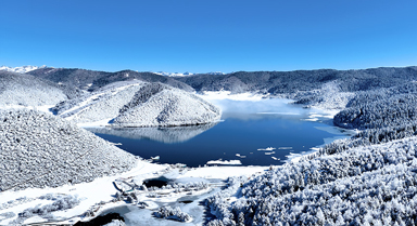 云南香格里拉的冬日冰雪秘境