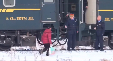 这辆绿皮火车，一个人也会等