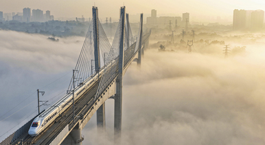 四川：晨雾迷漫宛如“天空之城”