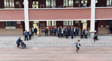 高中生推受伤同学坐轮椅打羽毛球