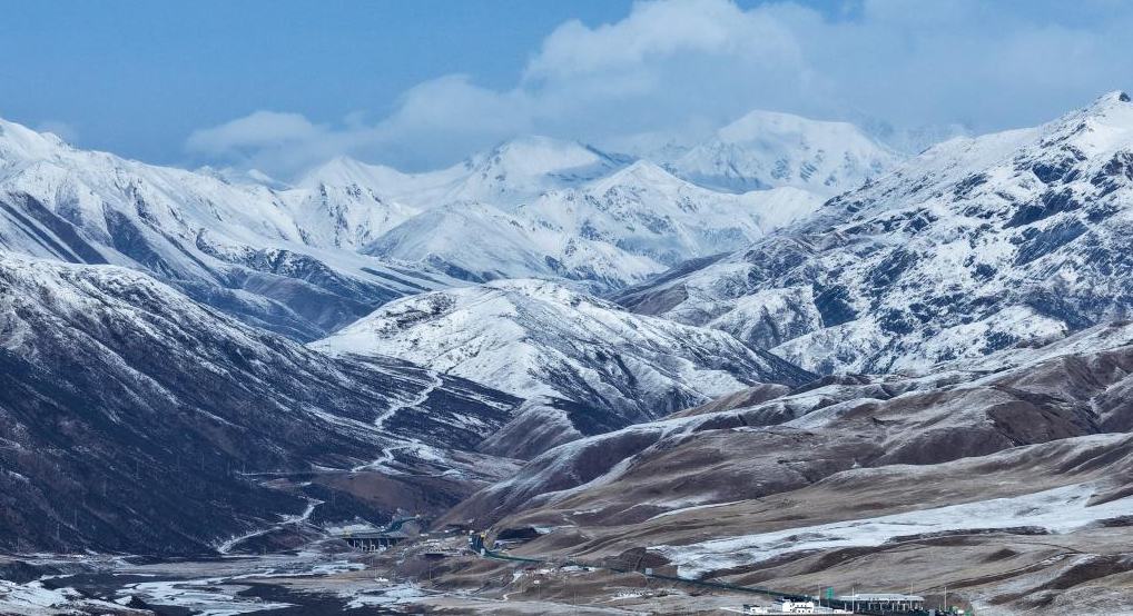 青海果洛:春雪映群山