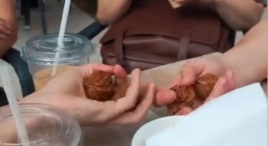 老外沉迷盘核桃?"极致中国化"的魅力