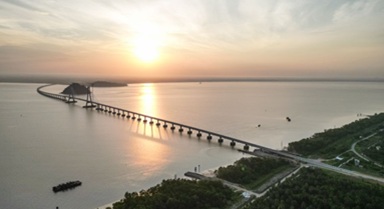 马来西亚鲁巴跨海大桥正式通车